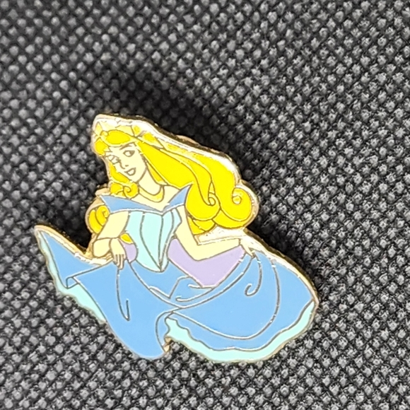 Disney Princess Aurora Blue Dress Trading Pin – Sleeping Beauty - Picture 1 of 3